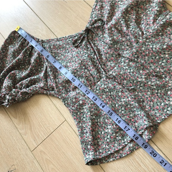 Sienna Sky Off the Shoulder Floral Cut Out Back Top in Grey Size S - Picture 9 of 9